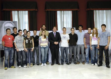 El presidente y los estudiantes se fotografiaron ante los trabajos