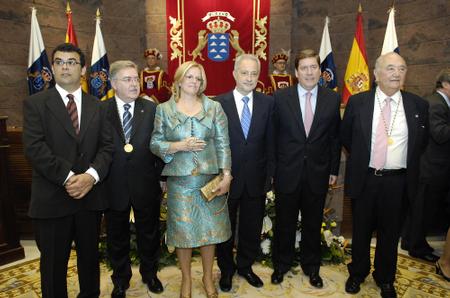 Foto de familia con los premiados y los presidentes del Gobierno y del Parlamento