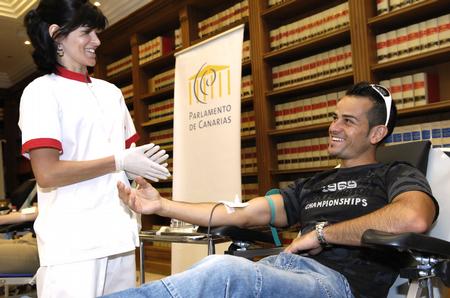 instalación de una unidad volante de extracción de sangre abierta al público, en conmemoración del Día Mundial del Donante