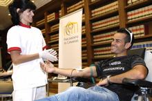 instalación de una unidad volante de extracción de sangre abierta al público, en conmemoración del Día Mundial del Donante