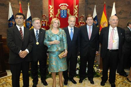 Entrega de las medallas de oro a los presidentes del Parlamento de Canarias (2007)