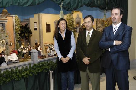El Presidente del Parlamento junto a la Vicepresidenta y el diseñador del Belén.