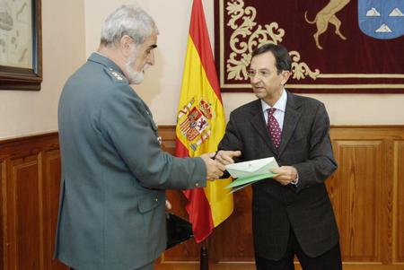 El Presidente del Parlamento y el representante de la Fundación Guardia Civil, el Coronel Jefe accidental de la 16 Zona de la Guardia Civil, Antonio Cañamero.