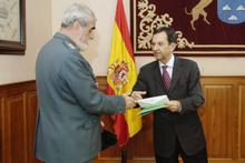 Fotografía Visita al Presidente del Parlamento, Antonio Castro, del representante de la Fundación 