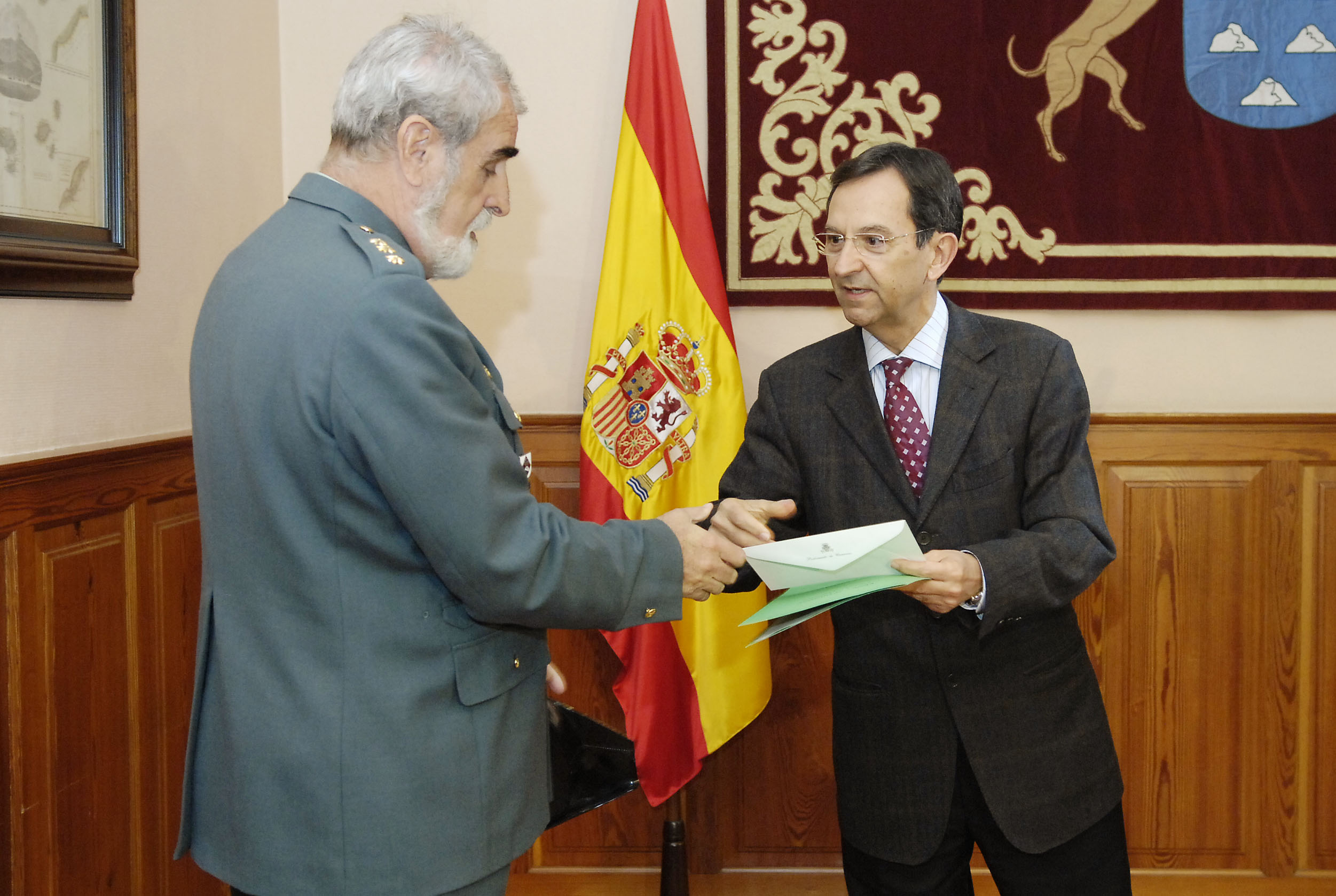 El Presidente del Parlamento y el representante de la Fundación Guardia Civil, el Coronel Jefe accidental de la 16 Zona de la Guardia Civil, Antonio Cañamero.