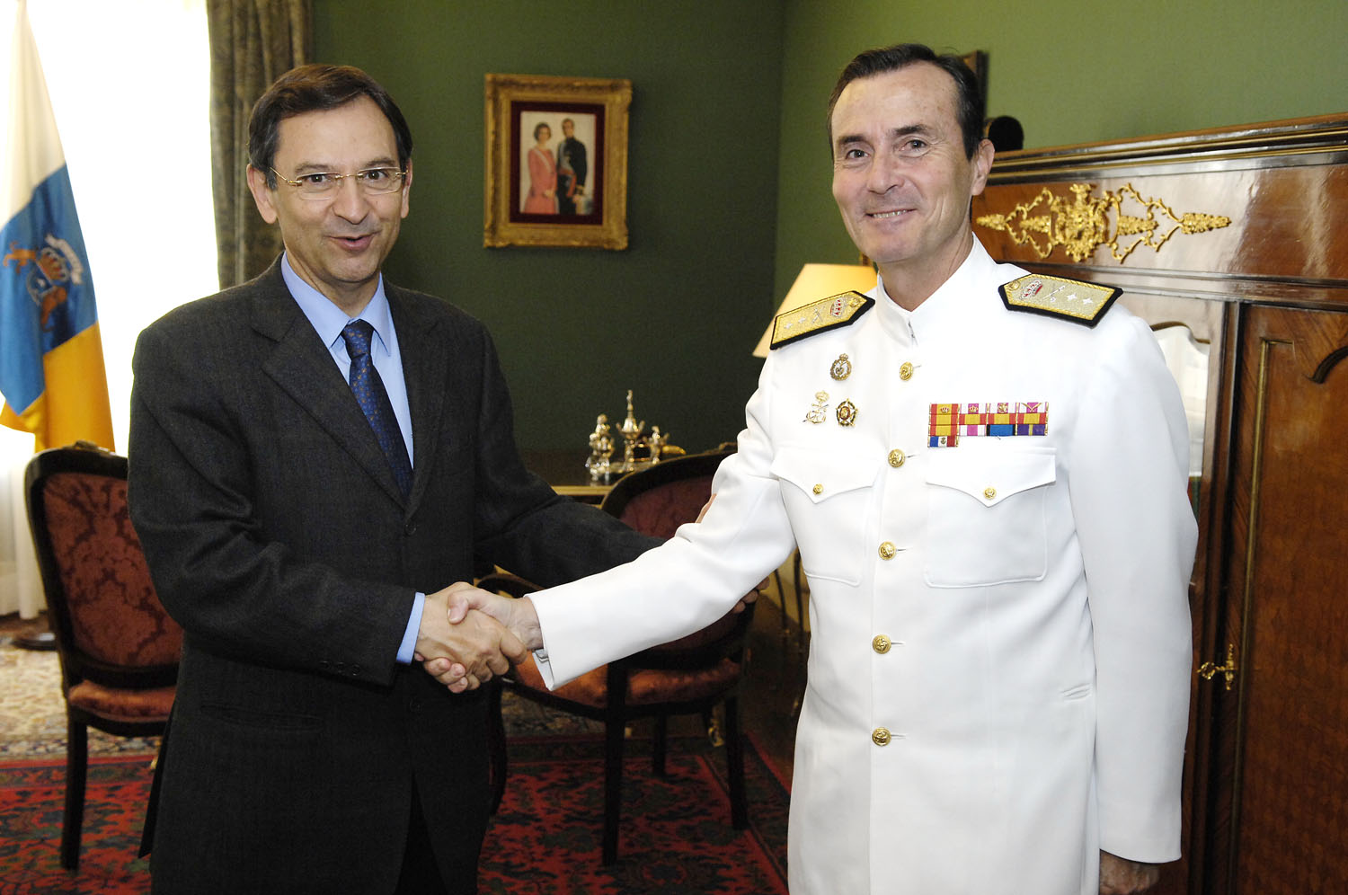 El Presidente del Parlamento, Antonio Castro, saluda al Jefe del Mando Naval, Carlos Luis Tortosa.