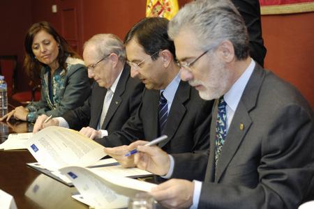 El Presidente y los Rectores de las Universidades canarias durante la firma