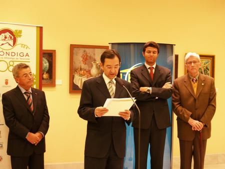 El Presidente del Parlamento, Antonio Castro, durante la inauguración, junto a representantes de la Fundación La Alhóndiga