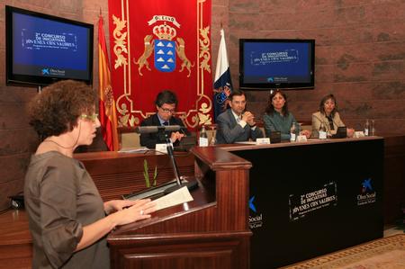 La Mesa presidencial durante la entrega de premios en el Salón de Actos del Parlamento.