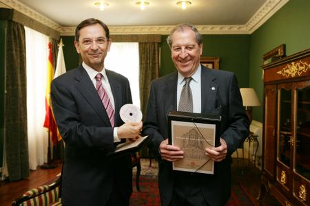 El Presidente del Parlamento y el Diputado del Común en un momento de la entrega.