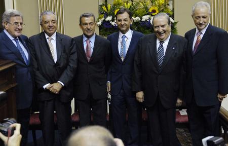 Antonio Castro con varios de los presidentes del Gobierno de Canarias durante estos veinticinco años