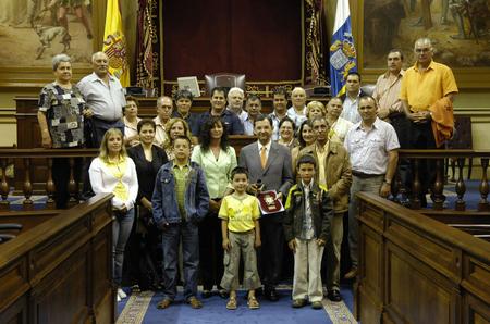 Los miembros de la asociación Tinavana en el salón de plenos con el Presidente, Antonio Castro.