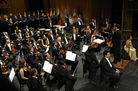 La orquesta y el coro durante el estreno. La orquesta y el coro durante el estreno.