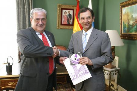 Los presidentes del Parlamento y del Tribunal durante la entrega.