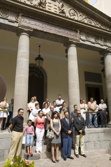 Concentración silenciosa en al Parlamento de Canarias