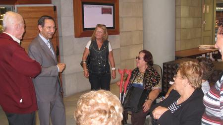 El presidente del Parlamento con algunos de los visitantes