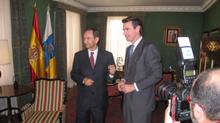 Fotografía El Presidente del Parlamento de Canarias, Antonio Castro, recibió el Presupuesto General de la Comunidad Autónoma para 2009 