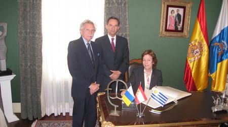 La Ministra uruguaya firmando en el libro de honor del Parlamento.