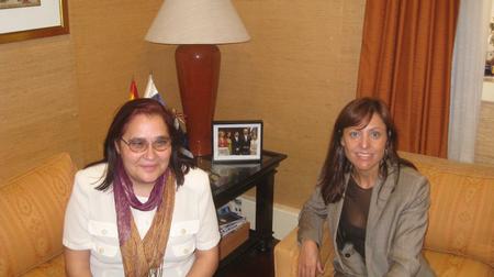Cristina Ravío y Esperanza Puente durante la visita