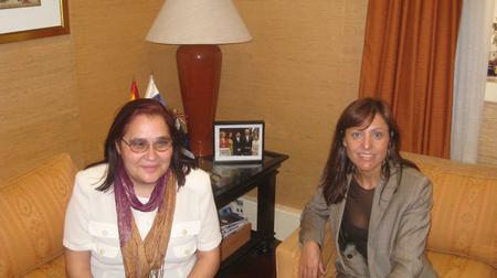 Cristina Ravío y Esperanza Puente durante la visita