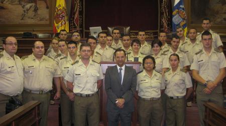 El presidente en el Salón de Plenos con los militares