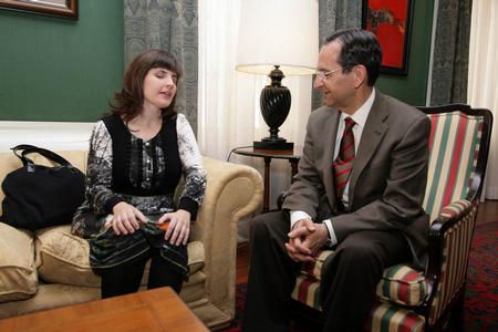 Fabiola Socas con el presidente del Parlamento, Antonio Castro.