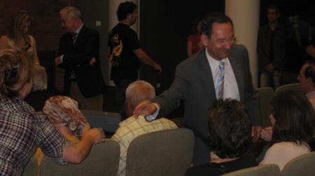 El Presidente del Parlamento, Antonio Castro Cordobez, saluda los miembros de la  Asociación de Vecinos 