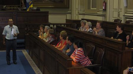 El diputado del Grupo Socialista,  Julio Cruz Hernández, saluda a los miembros de la Asociación de Vecinos 