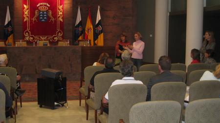 Las diputadas del Grupo de Coalición Canaria, Flora Marrero y Esther Nuria Herrera, saludan a los miembros de la Asociación de Vecinos 