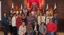 El Presidente del Parlamento, Antonio Castro Cordobez y la Secretaria Primera de la Mesa,  María del Mar Julios Reyes, con la Asociación de Vecinos 