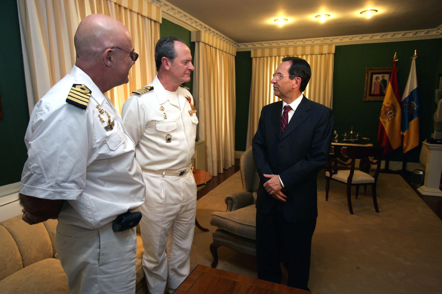 El Presidente, Antonio Castro, con el comandanre del buque escuela.