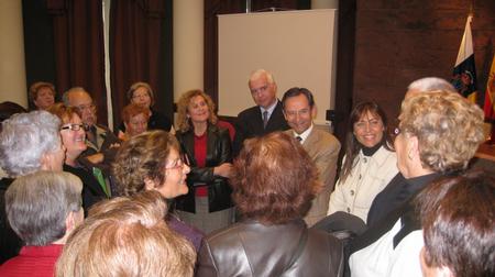 El Presidente del Parlamento, Antonio Castro Cordobez, y los restantes miembros de la Mesa, cambian impresiones con los componentes de la 