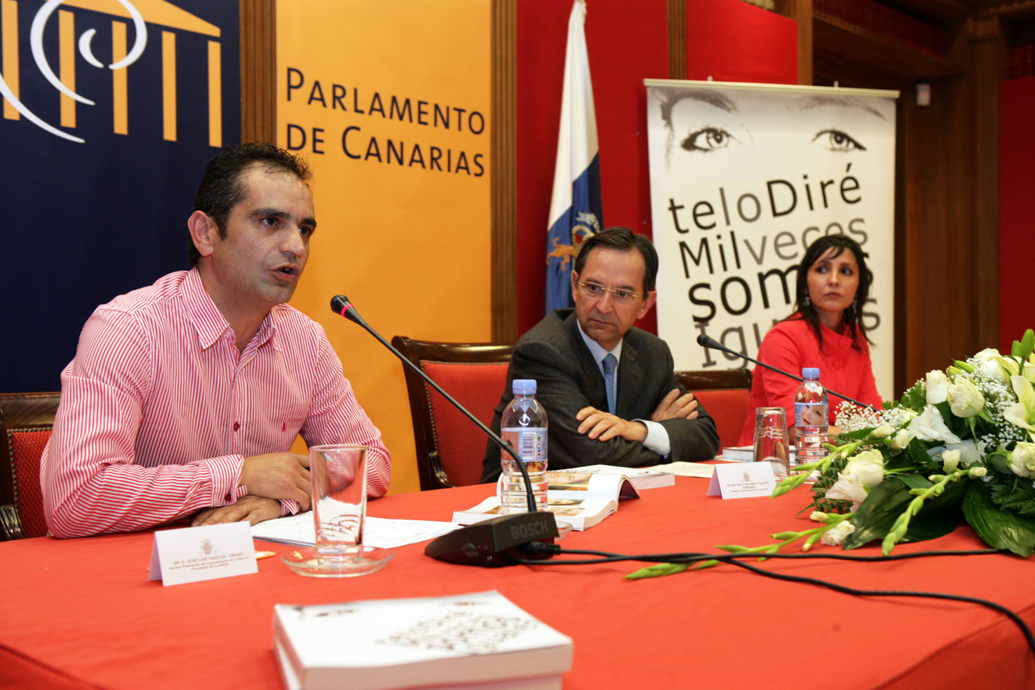 L a coordinadora del proyecto con el alcalde de Trabanca y el presidente del Parlamento.