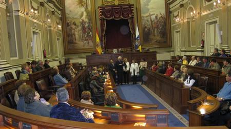 Un amplio grupo de la Asociación  de Vecinos de Icod de los Vinos, cambia impresiones con el Presidente de la Cámara, Antonio Castro Cordobez y con los restantes miembros de la Mesa, en Salón de Plenos