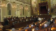 Miembros de la Asociación de Vecinos de Icod de los Vinos, acompañados por la concejala de Servicios Sociales
del Ayuntamiento de Icod, en el  Salón de Plenos, junto al Presidente de la Cámara, Antonio Castro Codobez y los miembros de la Mesa, Cristina Tavío Ascanio, Juan Carlos Alemán Santana, María del Mar Julios Reyes y Francisca Luengo Orol