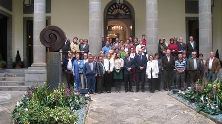 El multitudinario grupo de la Asociación de Vecinos de Icod de los Vinos, junto al Presidente de la Cámara, Antonio Castro Cordobez y los restantes miembros de la Mesa, en los jardines del Parlamento