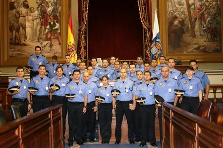 A la sede del Parlamento de Canarias acudió el 47º Curso de la Academia Canaria de Seguridad. Los agentes conocieron las características de funcionamiento parlamentario y las distintas dependencias.