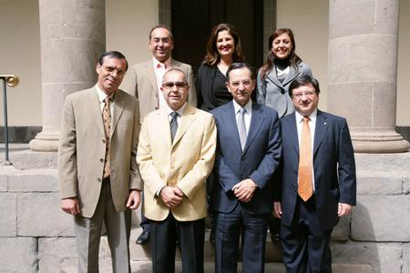 El Presidente  y el Vicepresidente del Colegio Oficial de Agentes y Comisionistas de Aduanas de Tenerife, junto a los portavoces parlamentarios de la iniciativa y el Presidente de la Cámara