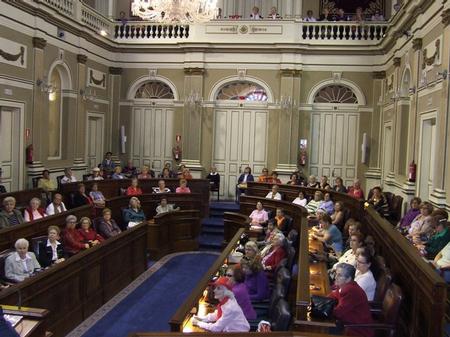 85 vecinas de Puerto de la Cruz, integrantes de los Centros de Día del municipio norteño que promovido por el Ayuntamiento portuense y el Parlamento de Canarias giraron visita en dos numerosos grupos  que conocieron la sede de la Cámara