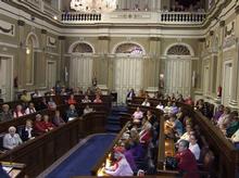 85 vecinas de Puerto de la Cruz, integrantes de los Centros de Día del municipio norteño que promovido por el Ayuntamiento portuense y el Parlamento de Canarias giraron visita en dos numerosos grupos  que conocieron la sede de la Cámara