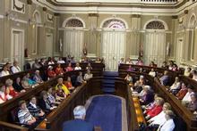 Los centros de día de Puerto de la Cruz visitaron la sede parlamentaria en dos grupos... este segundo conjunto de visitantes a la Cámara del viernes 13 de marzo, estuvo acompañado por algunos concejales de dicho municipio