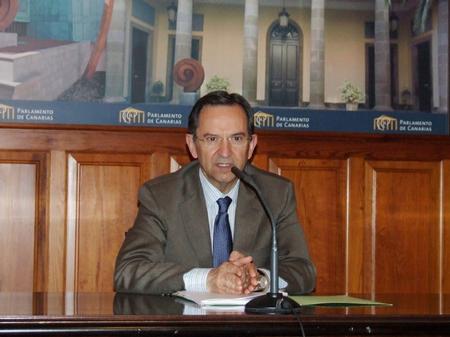 El presidente del Parlamento de Canarias, Antonio Castro, durante la rueda de prensa.