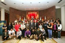 El presidente el Parlamento de Canarias, Antonio Castro,  recibió hoy a 55 alumnos que participaron en la IV Fase de la Olimpiada Nacional de Biología que se celebró en Gran Canaria. En este acto también estuvo presente el vicepresidente de la Cámara, Juan Carlos Alemán.