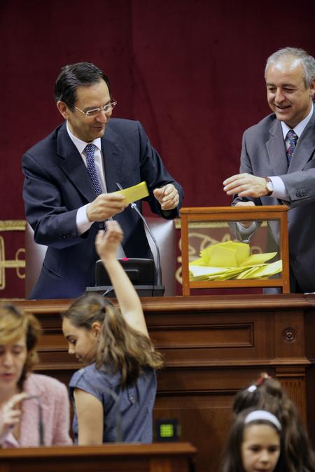Los jóvenes diputados ejerciendo su derecho al voto. Los jóvenes diputados ejerciendo su derecho al voto.