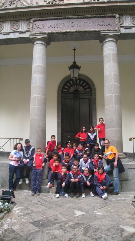 Aprovechando un viaje de formación a Tenerife, 23 alumnos, de 5º y 6º curso, del CEIP Carretería, de Moya (GC), se sumaron al programa 'Conoce tu Parlamento' . En la sede institucional conocieron al detalle su funcionamiento y varias de sus dependencias, siendo el Salón de Plenos lo que les llamara la atención.
