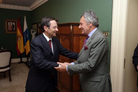 El Presidente del Parlamento, Antonio Castro, saluda al Embajador de Bélgica, Johan Swinnen.