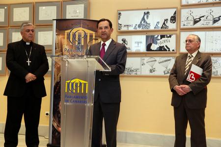 El Presidente del Parlamento, el Obispo de Tenerife y el director de Cáritas durante la inauguración de la exposición. El Presidente del Parlamento, el Obispo de Tenerife y el director de Cáritas durante la inauguración de la exposición.