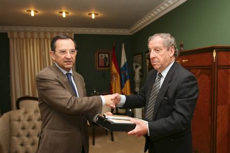 El Presidente del Parlamento, Antonio Castro, recibe el Informe de manos del Diputado del Común.