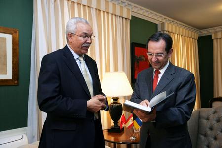 Un momento del encuentro entre ambas autoridades. Un momento del encuentro entre ambas autoridades.