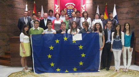 El grupo premiado en el Salón de Actos del Parlamento de Canarias.
